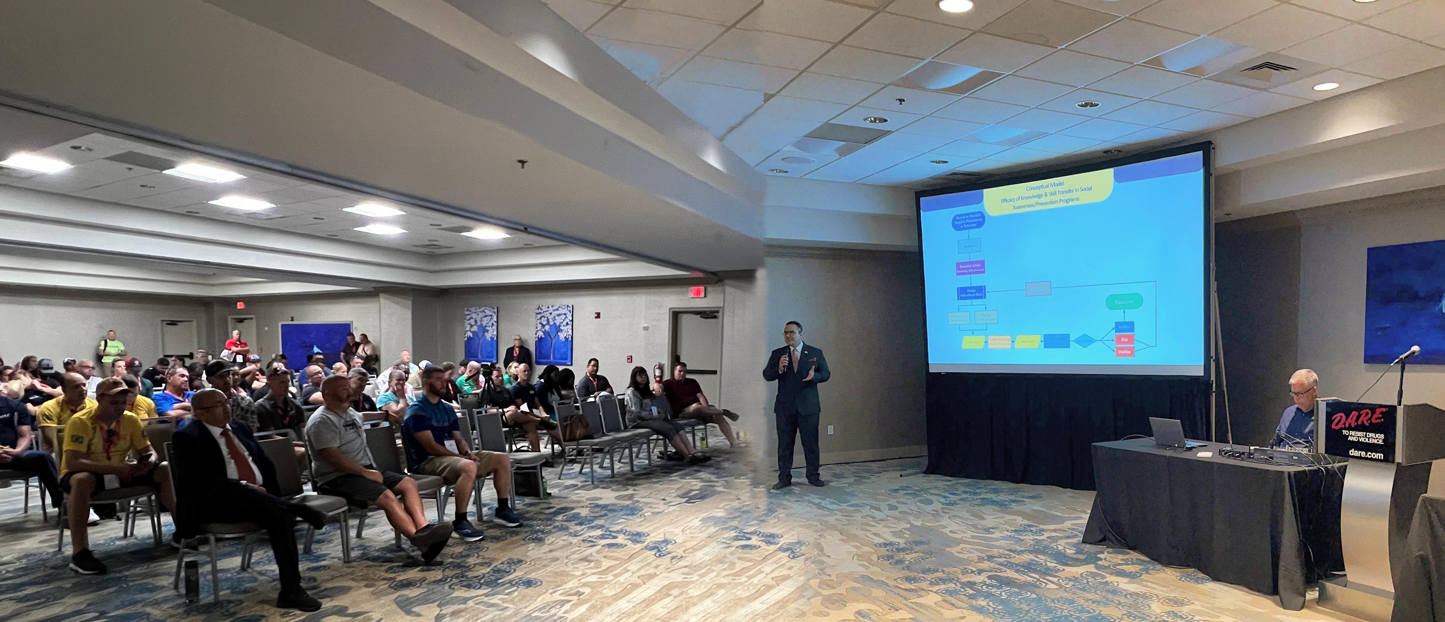 ضمن المشاركة في فعاليات مؤتمر المنظمة الدولية لمكافحة العنف والادمان DARE .. مدير برنامج معاً يقدم ورشة عمل حول مناهج التعايش السلمي ومكافحة التطرف ومراحل تطبيقها ومخرجاتها.<